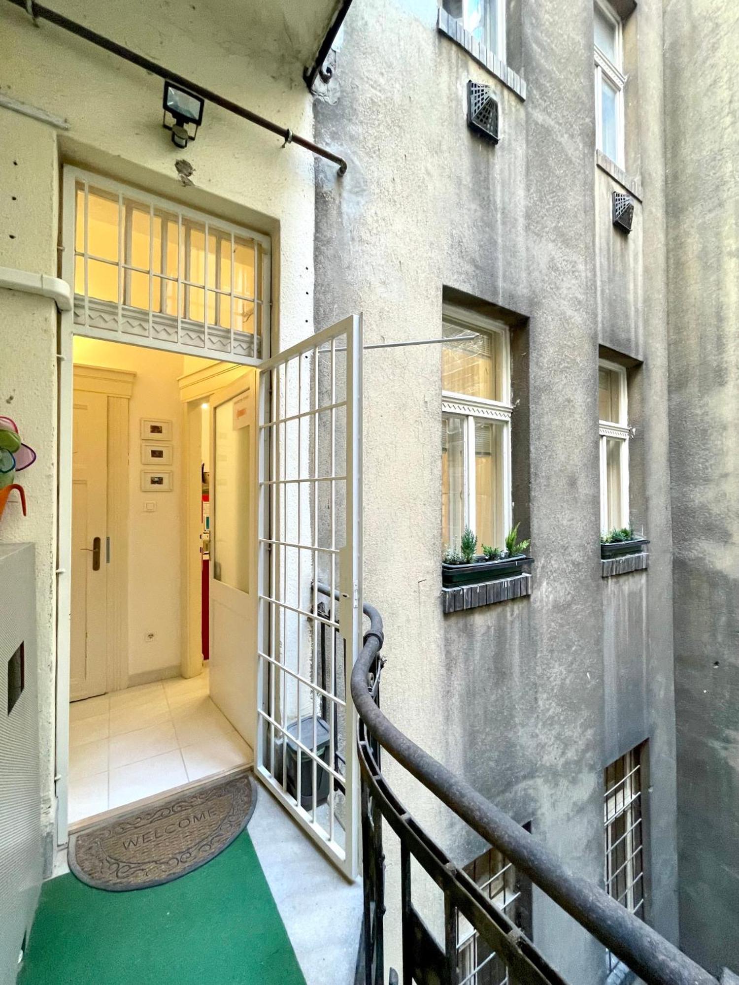 Rainbow Pearl Apartment At St Stephen' S Basilica Budapest Ngoại thất bức ảnh